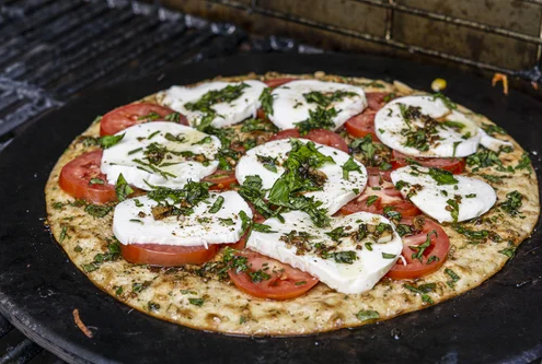 Grilled tomato pizza